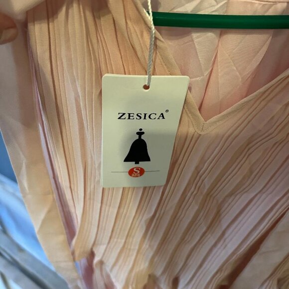 DRESSES - Picture 6 of 8